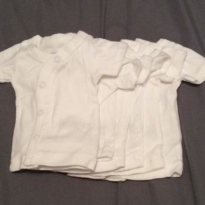 6 basic white t-shirt’s